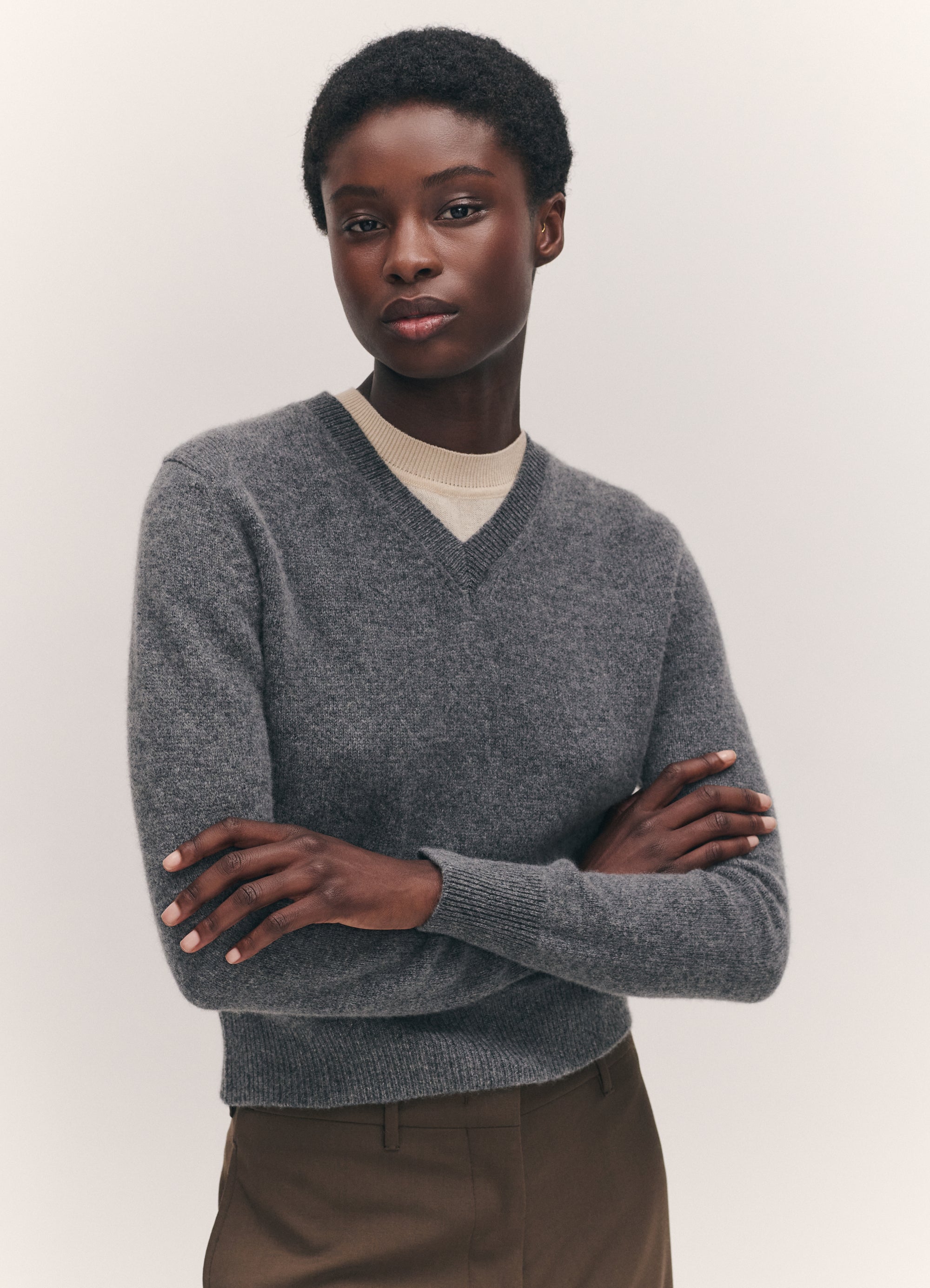 MARK&LONA ダークグレー Vネック セーター ストライプ Sligo Shrunken V-Neck in Derby Grey – &Daughter