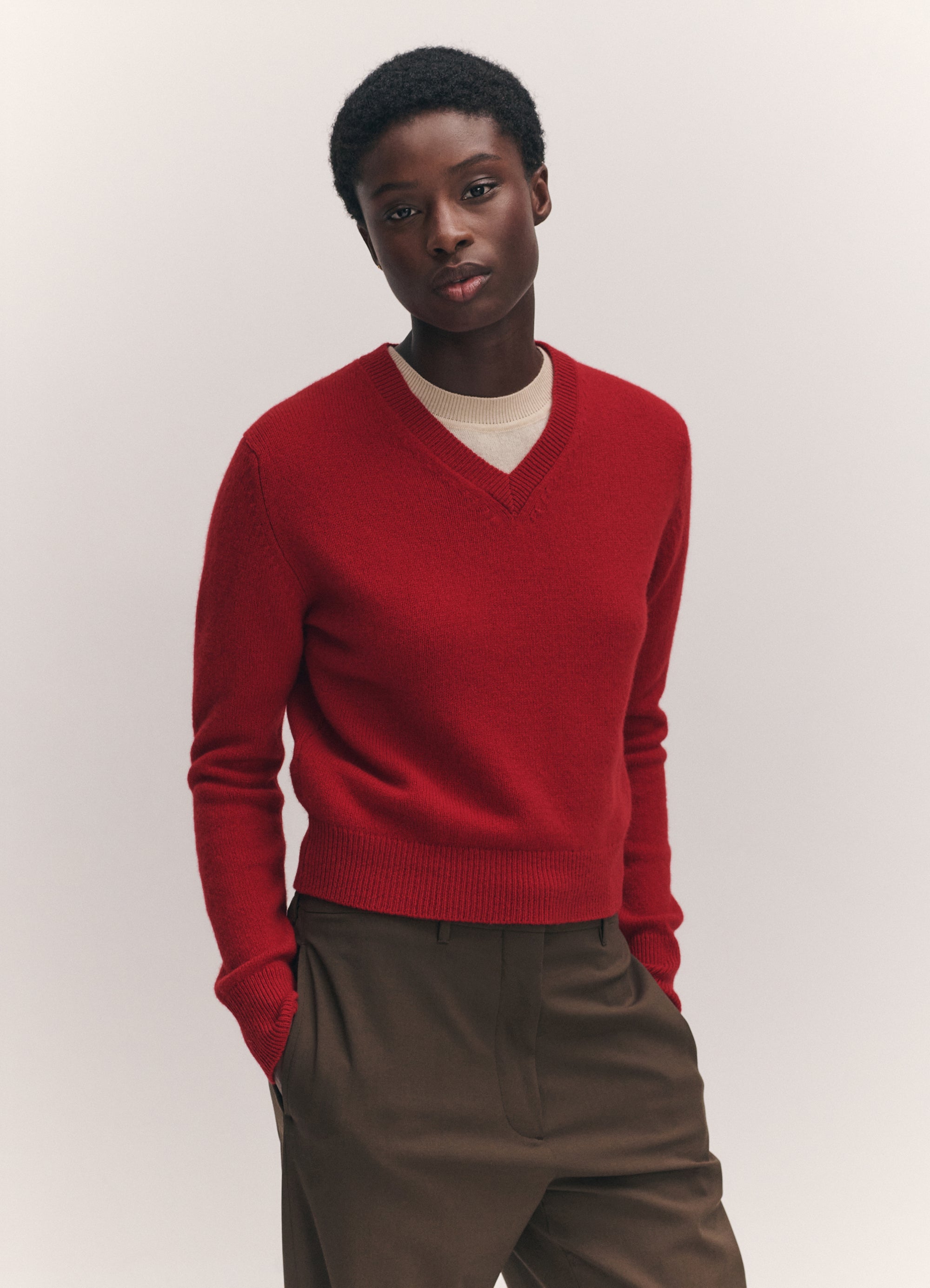 ARCHIVIO カシミヤ100% ニット Sz.48 Lサイズ レッド ライン Sligo Shrunken V-Neck in Ruby Red – &Daughter