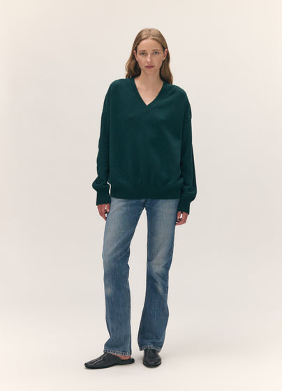 Innes Slouch V-Neck in Holly Green
