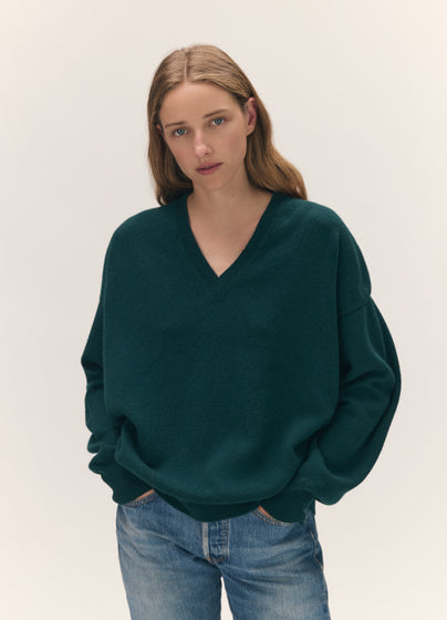 Innes Slouch V-Neck in Holly Green