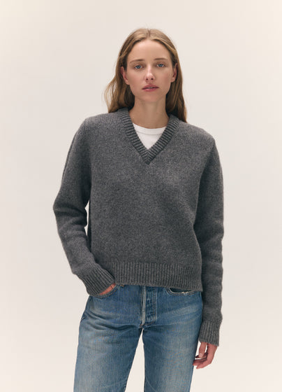 Glenn V-Neck in Derby Grey