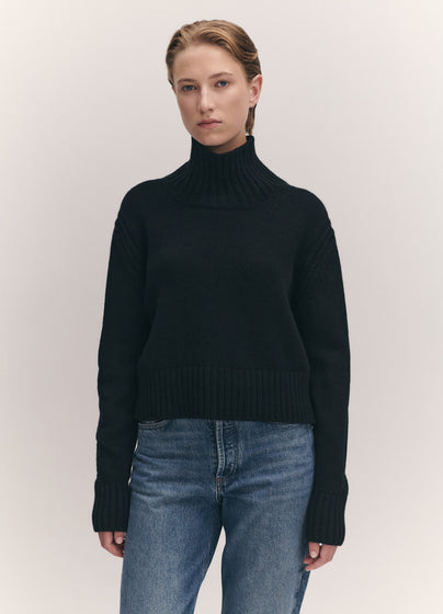 Fintra Crop High Neck in Black