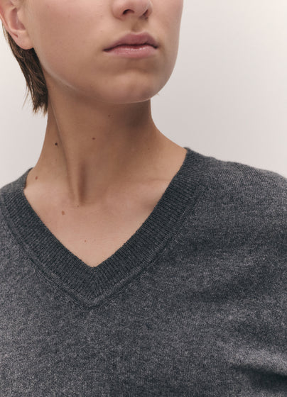 Tahra Cashmere V-Neck in Derby Grey