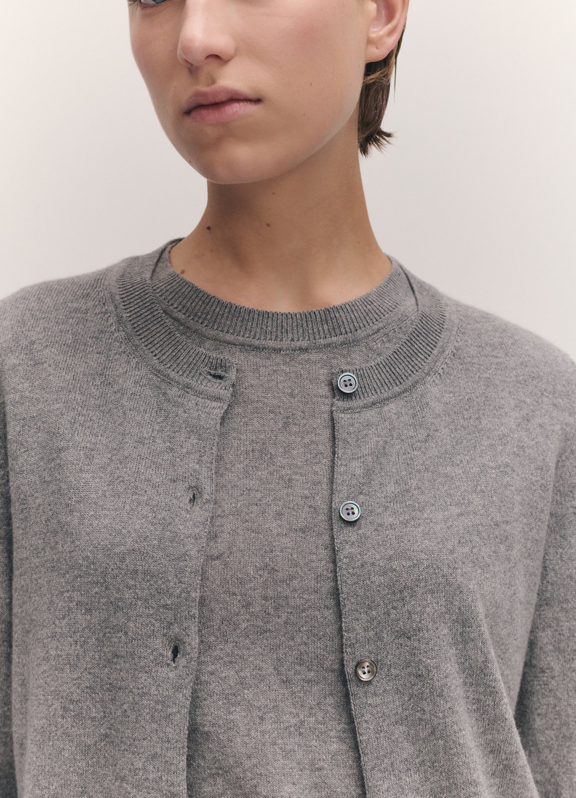 Enya Cashmere Cardigan in Soft Grey – &Daughter