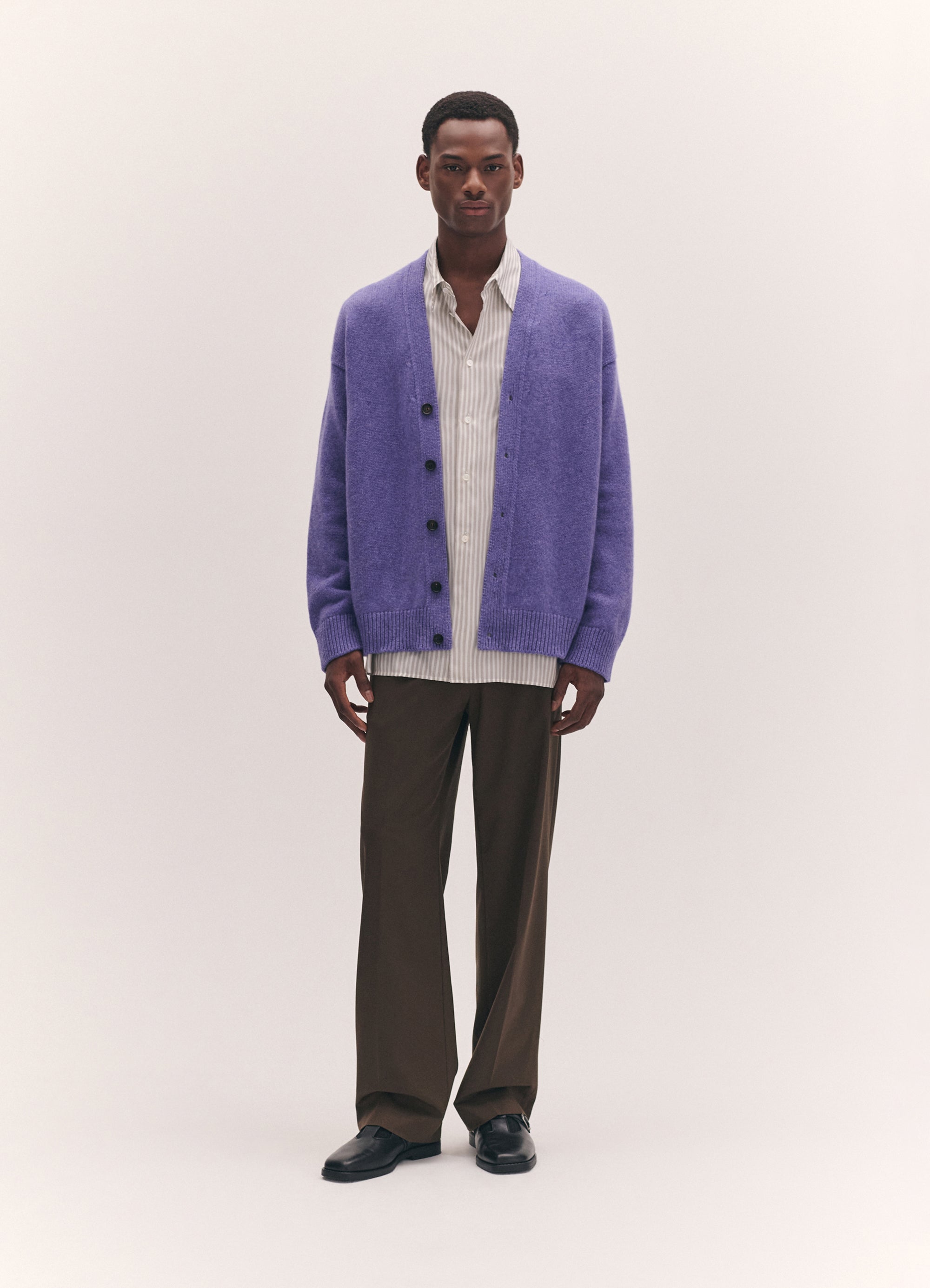 Cardigan lavande en maille fine avec un col v profond et une coupe droite MANGO - CCV Mode Cardigan lavande en maille fine avec un col v profond et une coupe droite MANGO - CCV Mode
