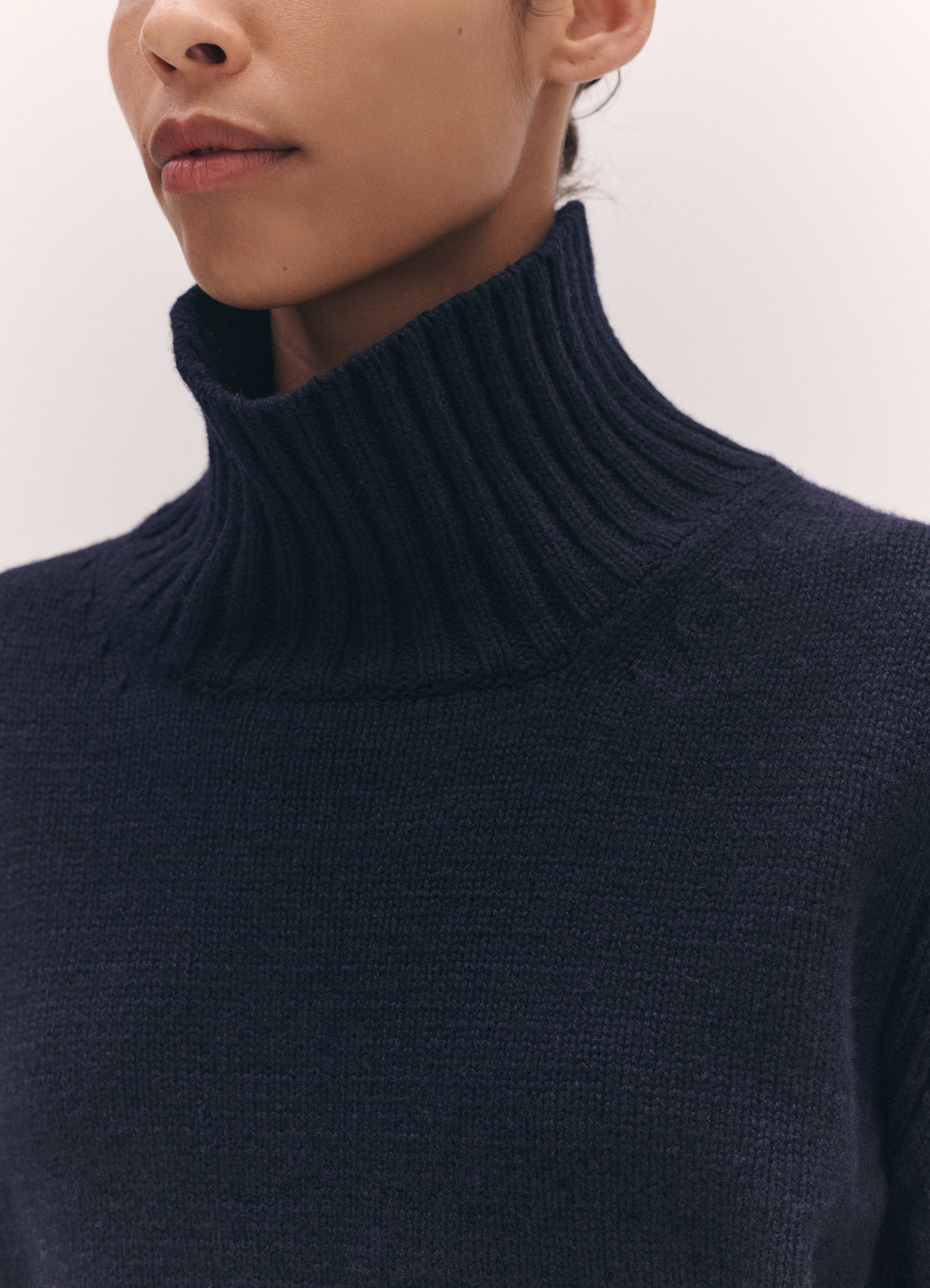Fintra Crop High Neck in Navy – &Daughter