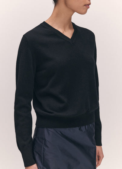 Skye Cashmere V-Neck in Black