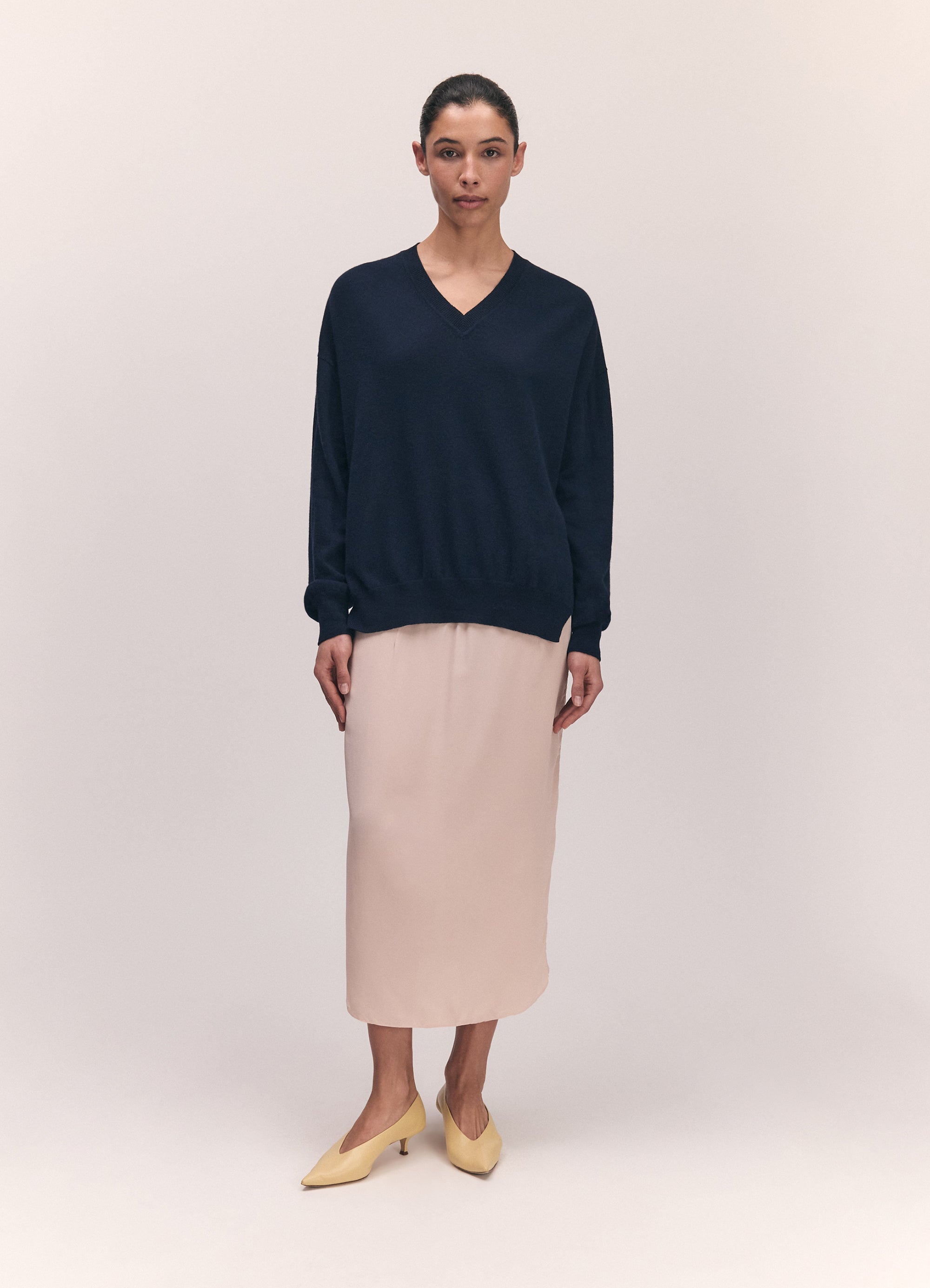 Tahra Cashmere V-Neck in Dark Navy – &Daughter