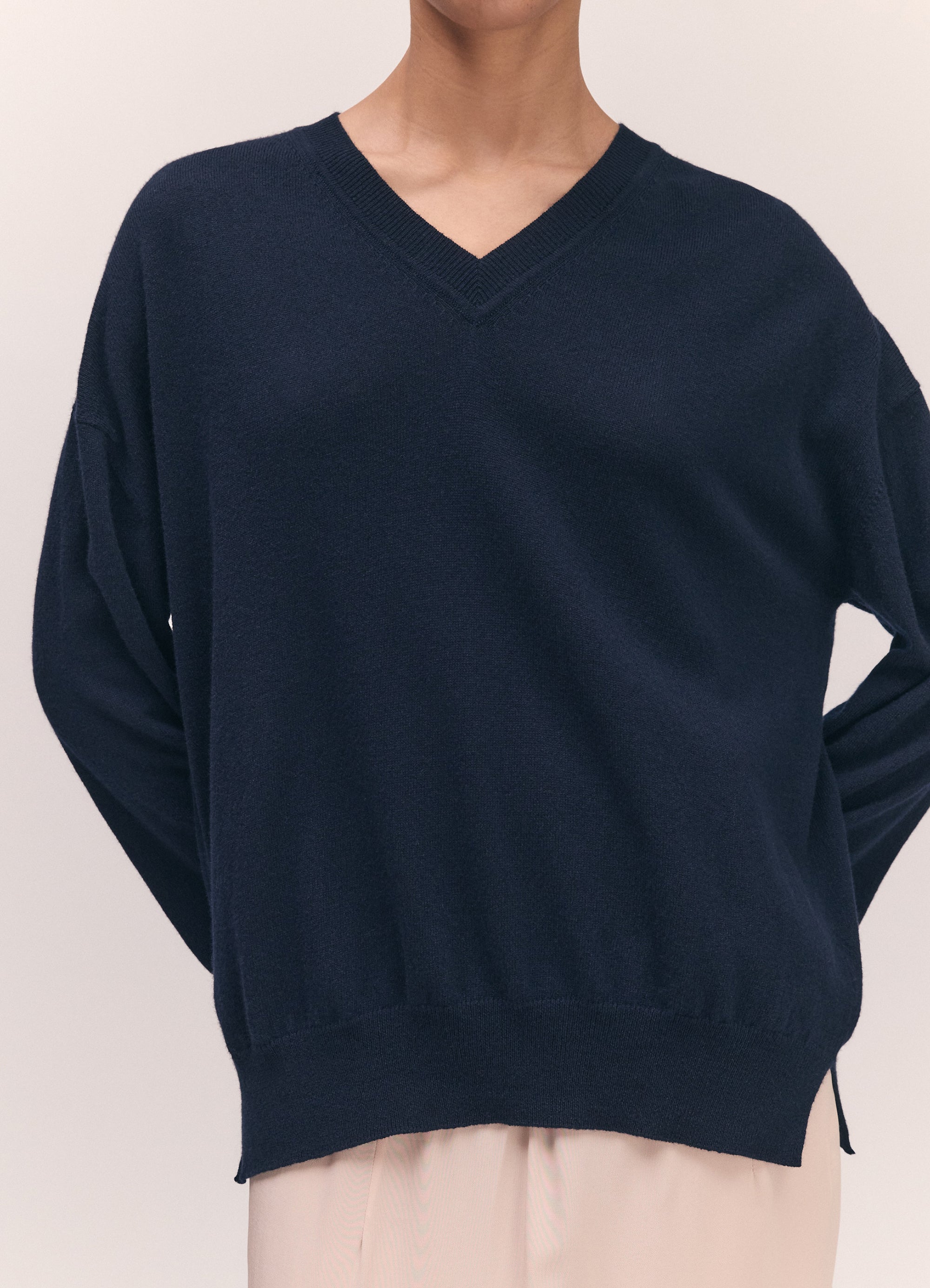 Tahra Cashmere V-Neck in Dark Navy – &Daughter