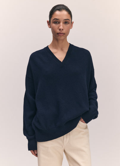 Innes Slouch V-Neck in Navy
