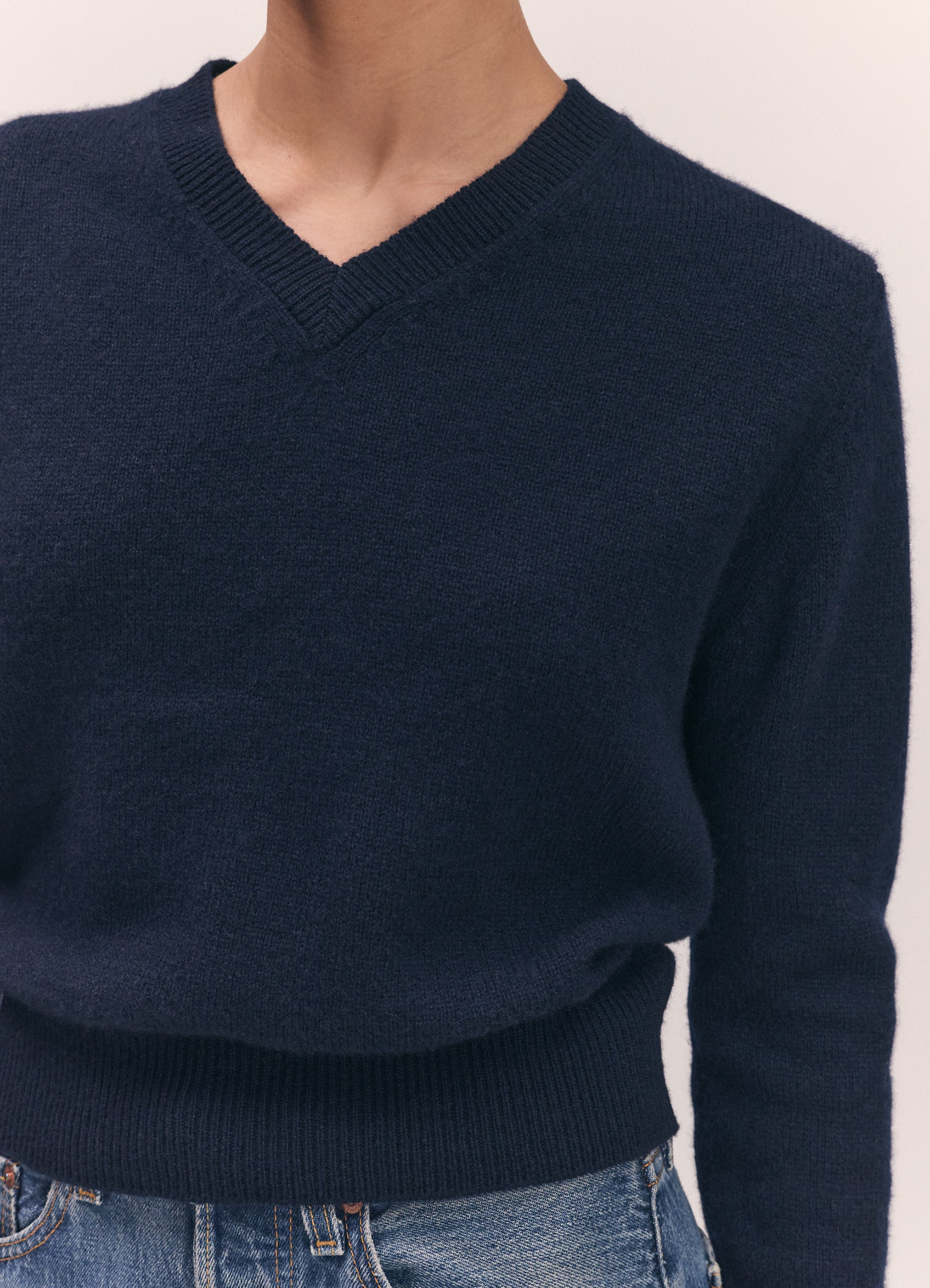 Sligo Shrunken V-Neck in Navy – &Daughter